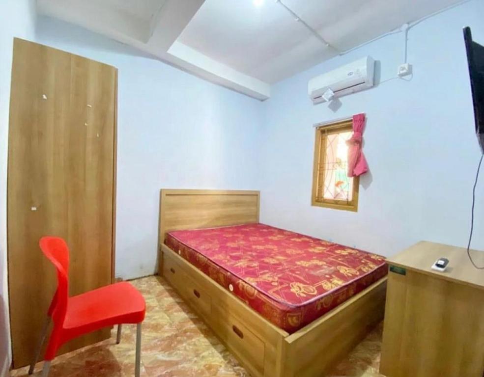 Giường trong phòng chung tại SPOT ON 91343 Kartika Guest House Syariah