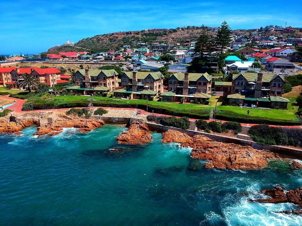 uma vista aérea de uma cidade ao lado de uma massa de água em Beacon Wharf , George Hay 5 Seafront Accommodation em Mossel Bay