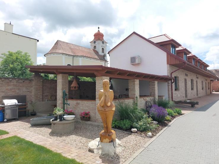 une maison avec une statue devant elle dans l'établissement U svaté Rozálie, à Horní Věstonice