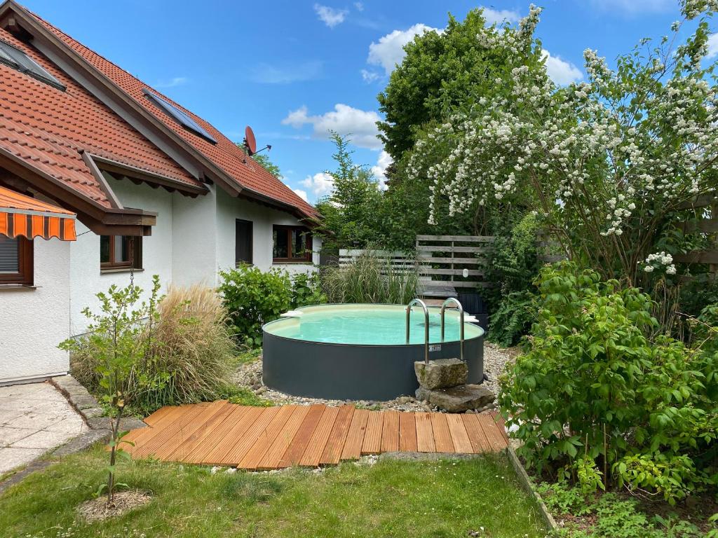 una piscina in un cortile accanto a una casa di Ferienhaus Elbharmonie a Dresda