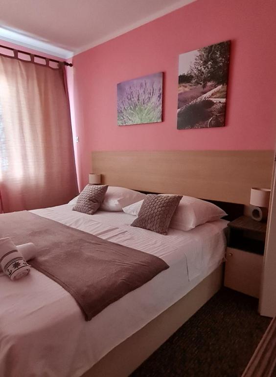 Posteľ alebo postele v izbe v ubytovaní Apartman Norma free parking