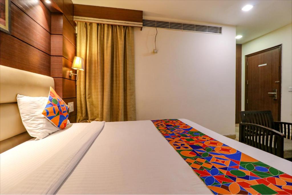 Postel nebo postele na pokoji v ubytování FabHotel Admire Suites
