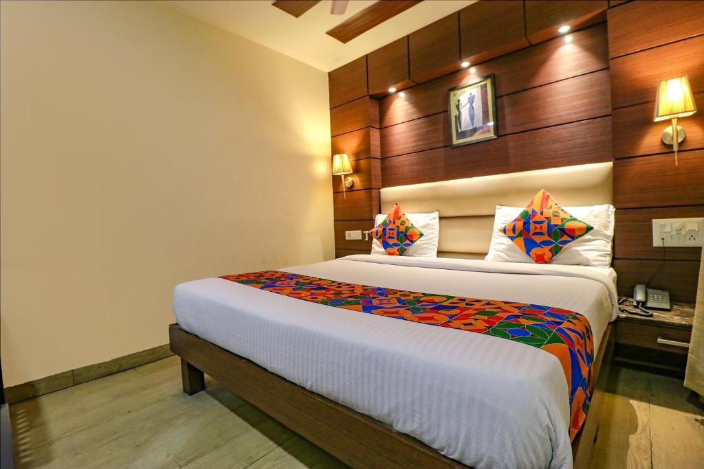 Postel nebo postele na pokoji v ubytování FabHotel Admire Suites
