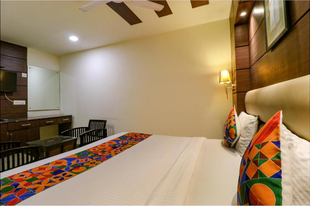 Postel nebo postele na pokoji v ubytování FabHotel Admire Suites
