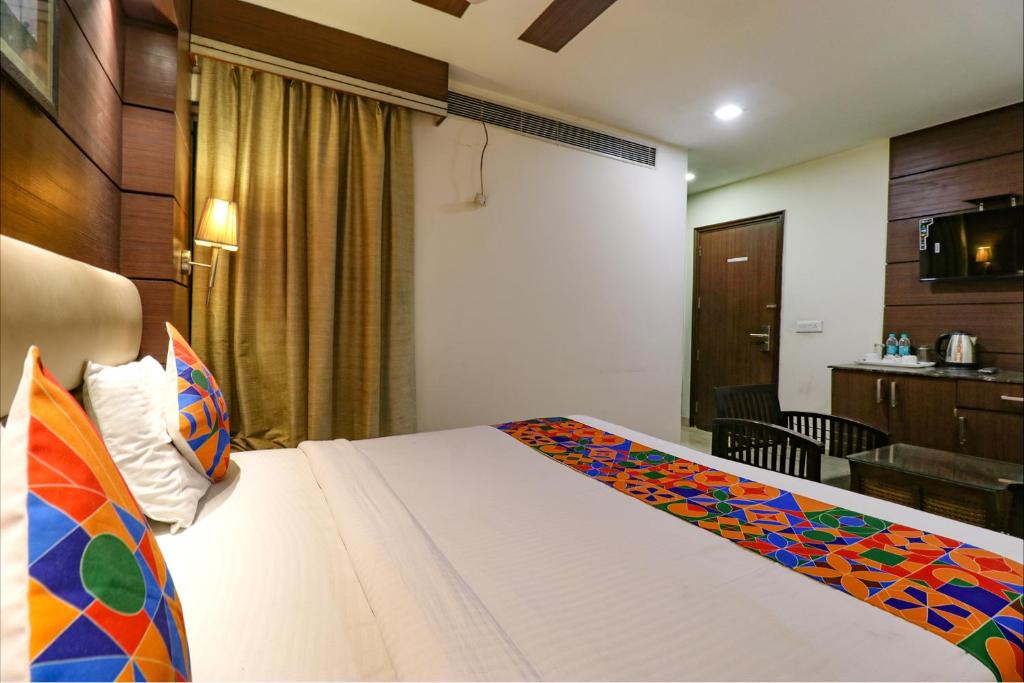 Postel nebo postele na pokoji v ubytování FabHotel Admire Suites