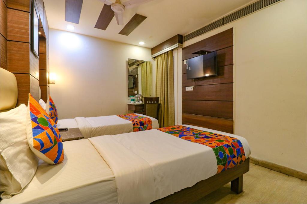 Postel nebo postele na pokoji v ubytování FabHotel Admire Suites