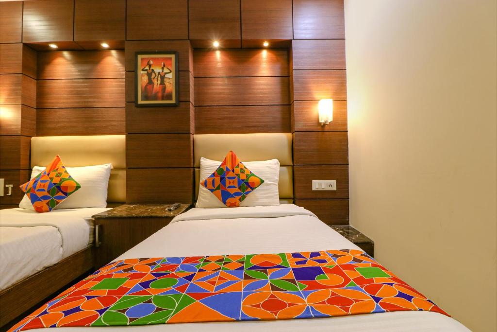 Postel nebo postele na pokoji v ubytování FabHotel Admire Suites