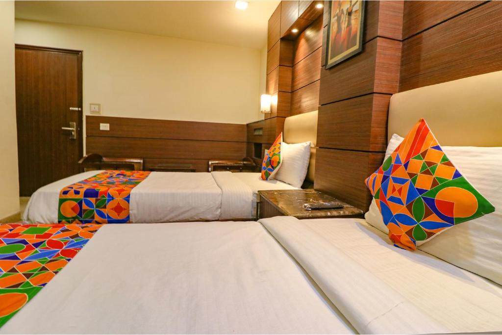 Postel nebo postele na pokoji v ubytování FabHotel Admire Suites