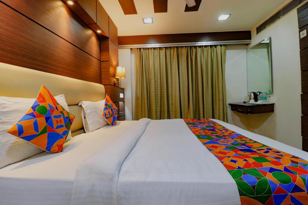 Postel nebo postele na pokoji v ubytování FabHotel Admire Suites