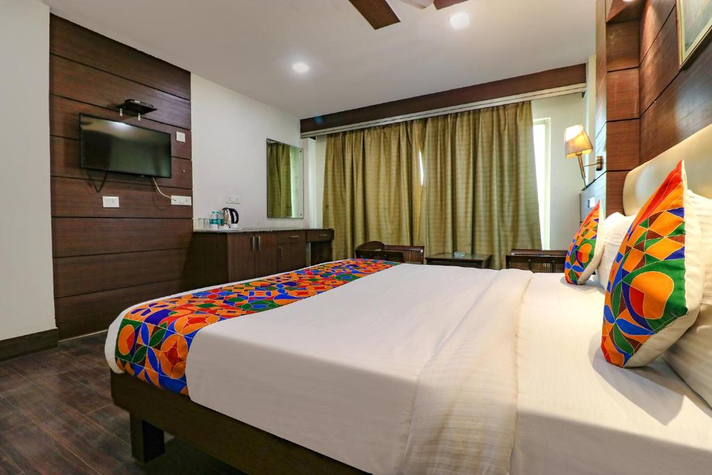 TV a/nebo společenská místnost v ubytování FabHotel Admire Suites