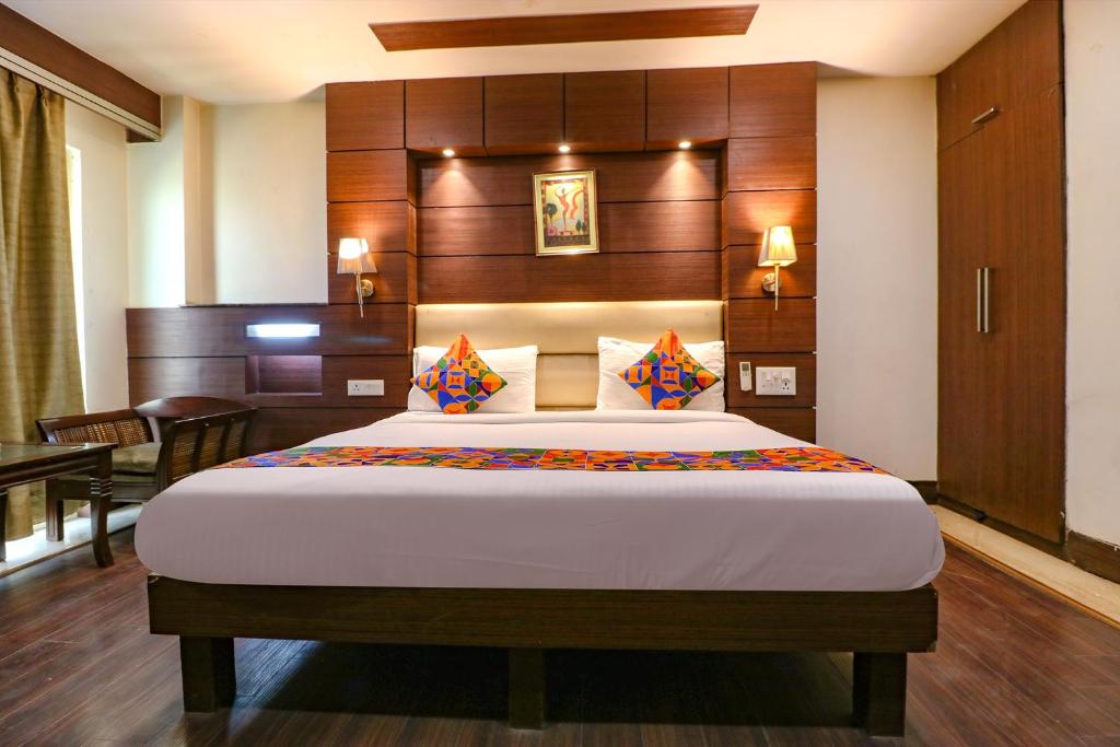 Postel nebo postele na pokoji v ubytování FabHotel Admire Suites
