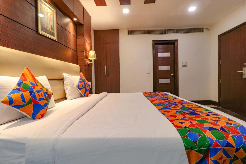 Postel nebo postele na pokoji v ubytování FabHotel Admire Suites