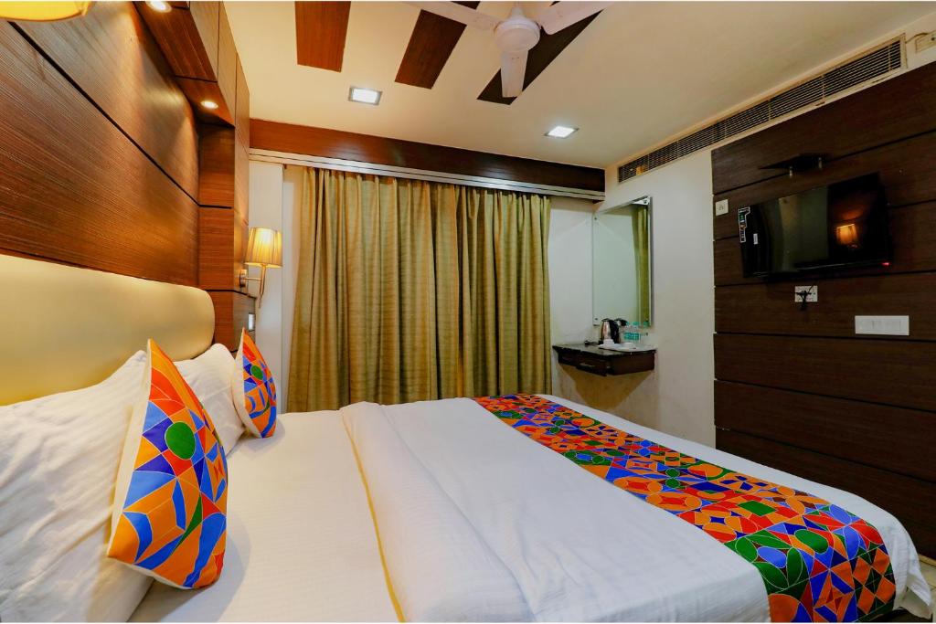 Postel nebo postele na pokoji v ubytování FabHotel Admire Suites