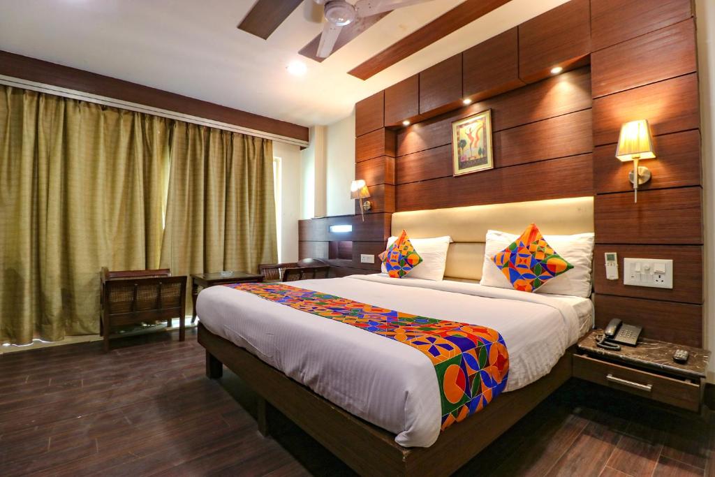 Postel nebo postele na pokoji v ubytování FabHotel Admire Suites