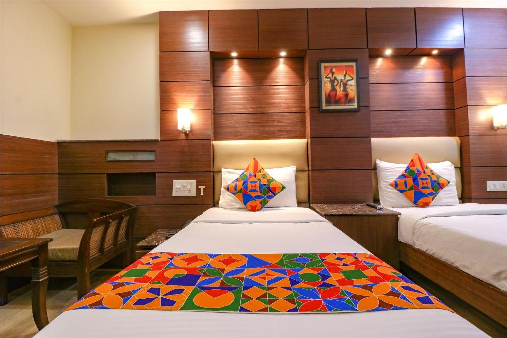 Postel nebo postele na pokoji v ubytování FabHotel Admire Suites