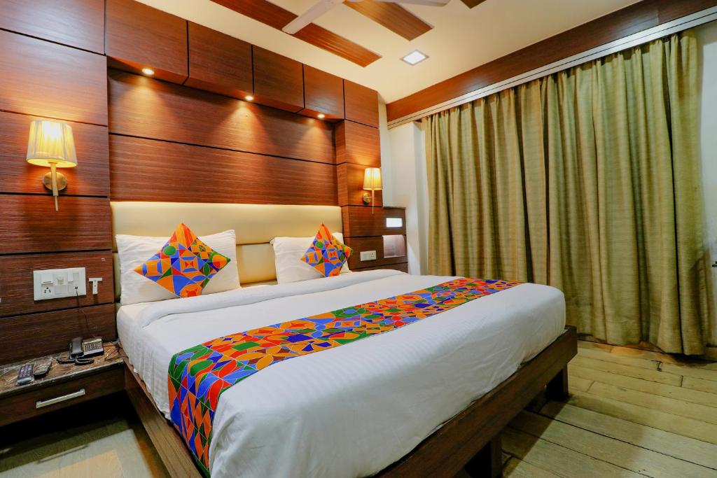 Postel nebo postele na pokoji v ubytování FabHotel Admire Suites