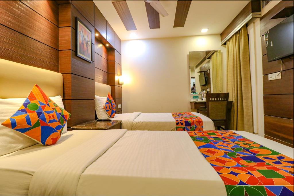 Postel nebo postele na pokoji v ubytování FabHotel Admire Suites