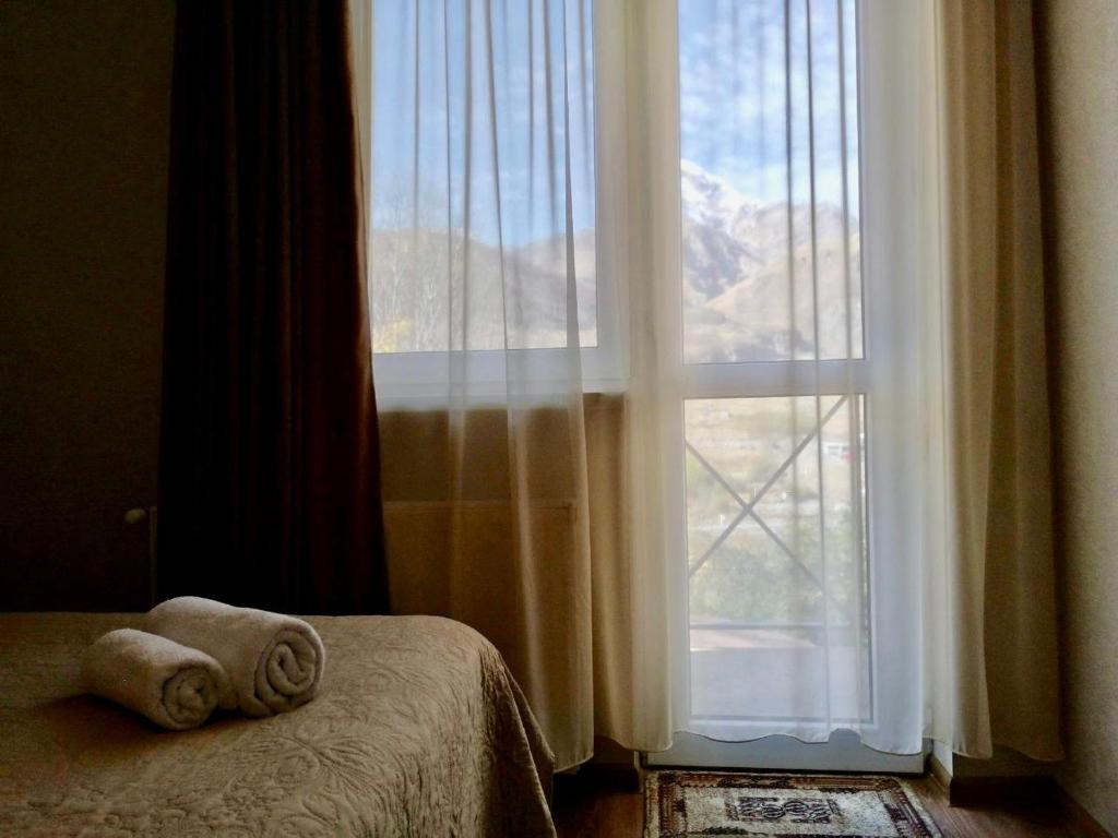 Ένα ή περισσότερα κρεβάτια σε δωμάτιο στο Kazbegi Inn