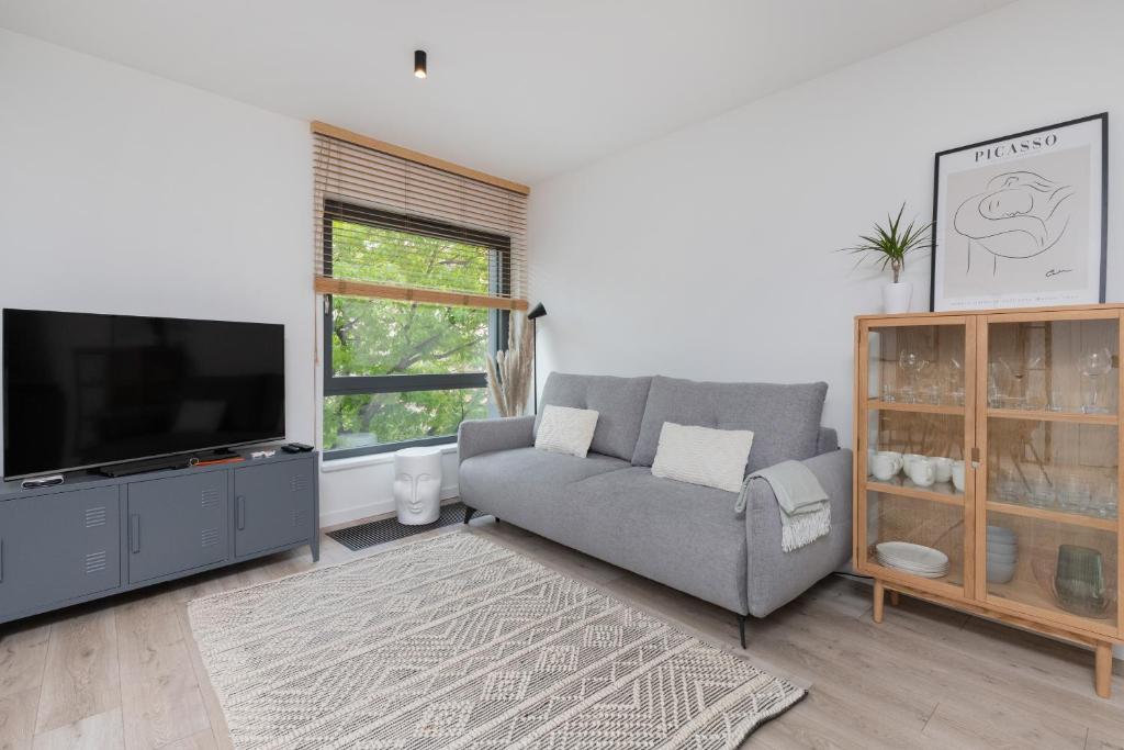 Televízia a/alebo spoločenská miestnosť v ubytovaní Awanport Estate Gdynia by Noclegi Renters