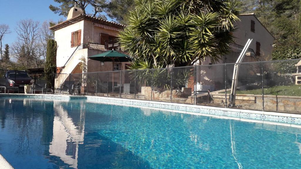 een groot zwembad voor een huis bij Etoilevacances Chambres d hotes Campagne en Lavande in Les Veyans