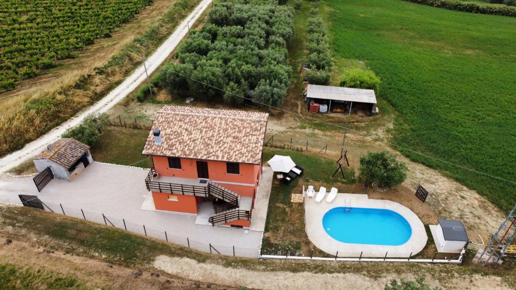 una vista aérea de una casa y una piscina en Villa dei Vasari en Casoli