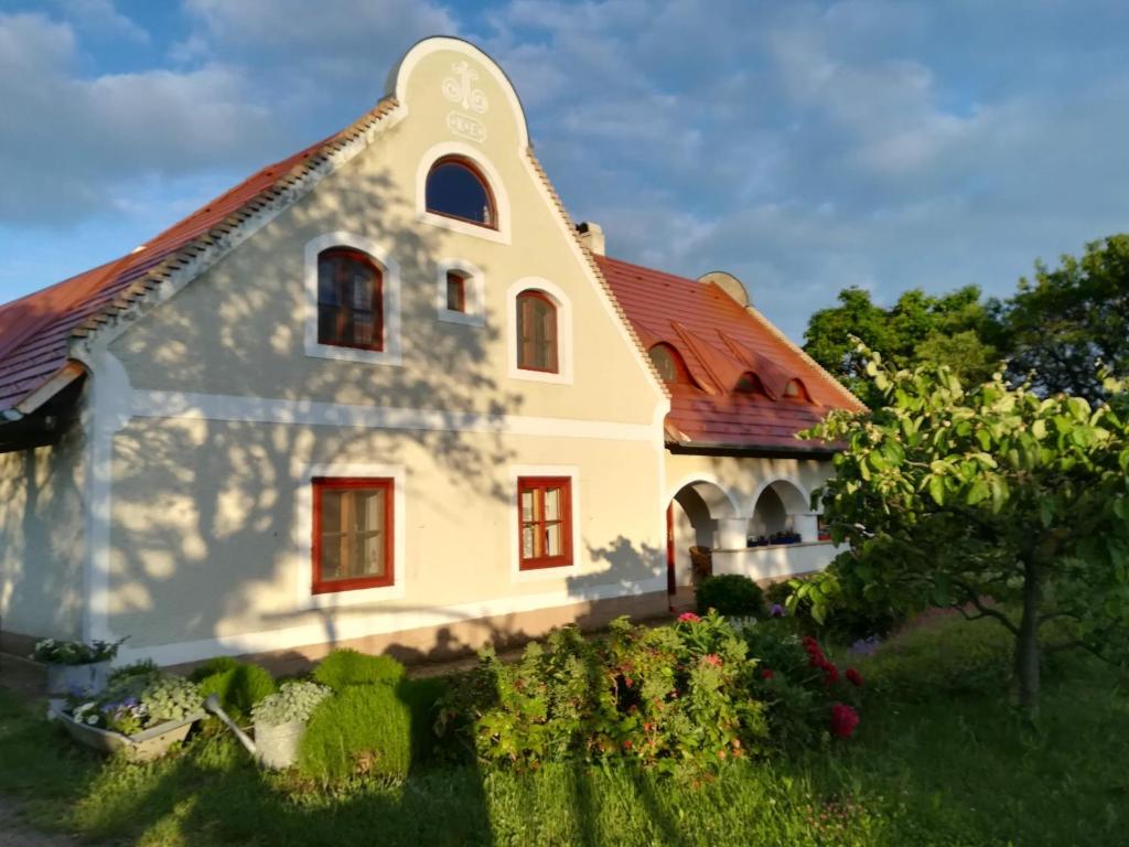 uma casa branca com um telhado vermelho em Kishalász Vendégház-Lovas em Lovas