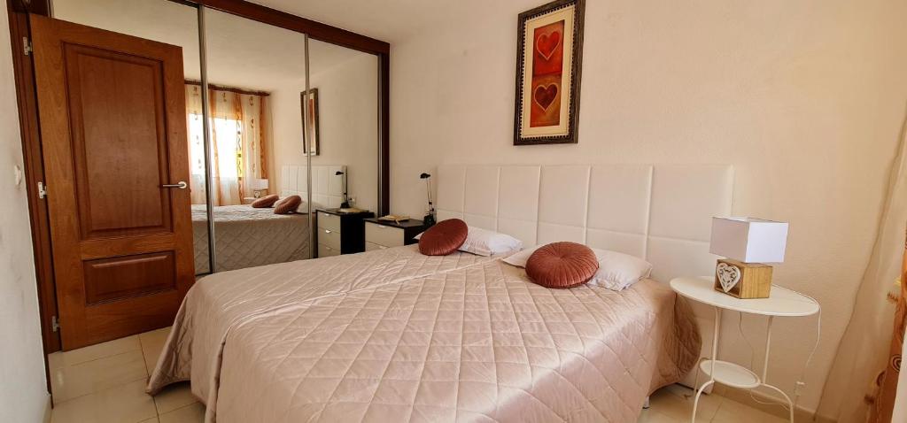 Postel nebo postele na pokoji v ubytování Cozy 2 Bedroom Apartment in Costa Adeje