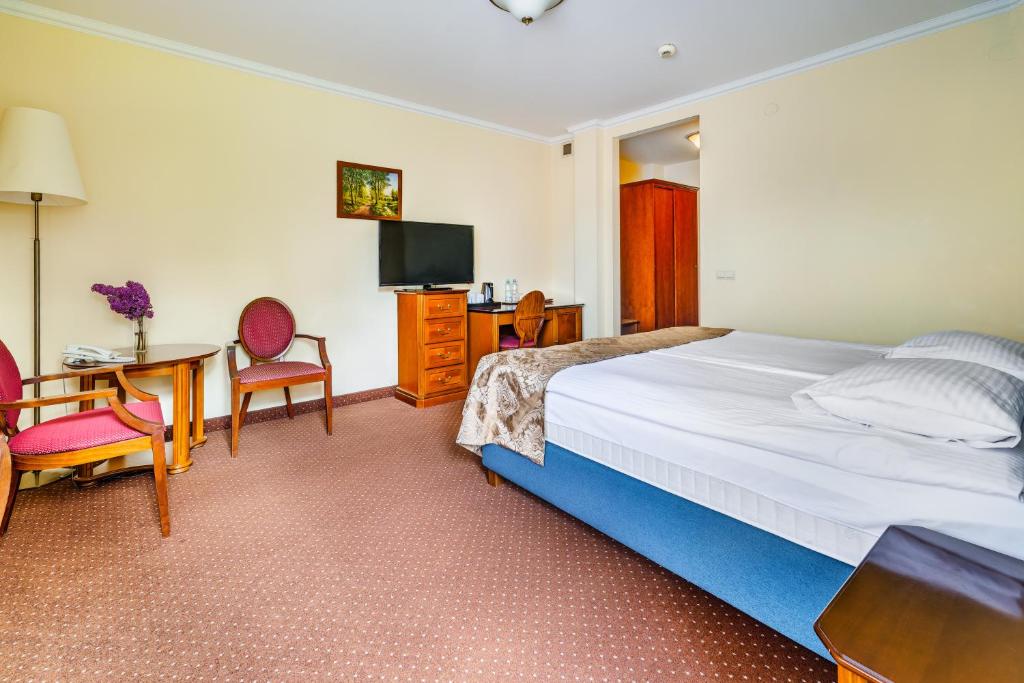 Televízia a/alebo spoločenská miestnosť v ubytovaní Hotel Pan Tadeusz