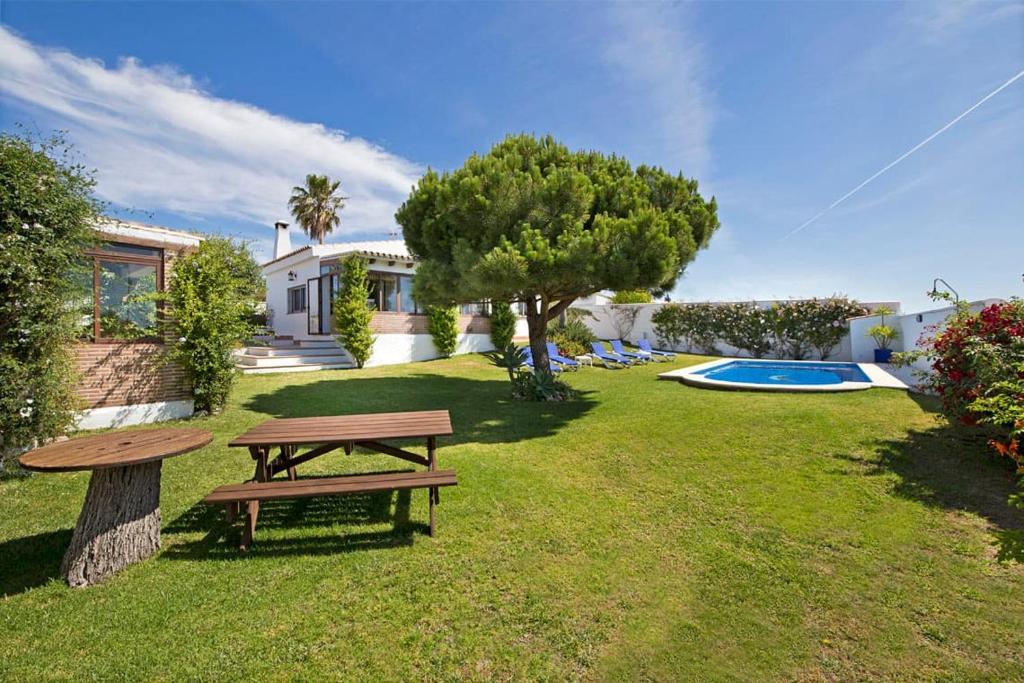 The swimming pool at or close to espectacular villa con piscina en Conil CL-5C