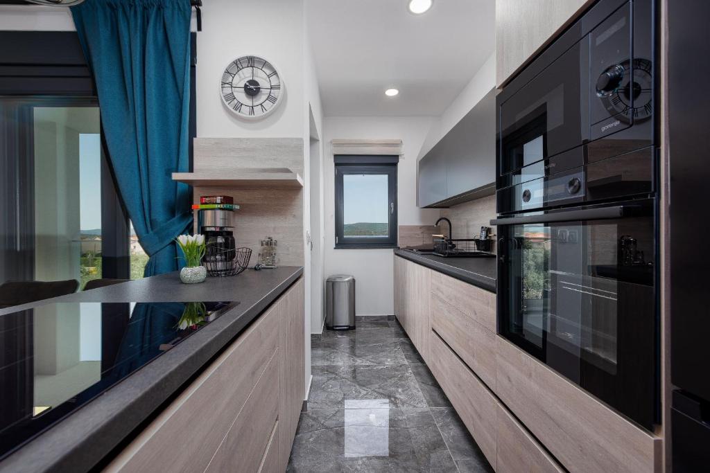 Kuchyň nebo kuchyňský kout v ubytování Villa Blue Sky 1 ZadarVillas