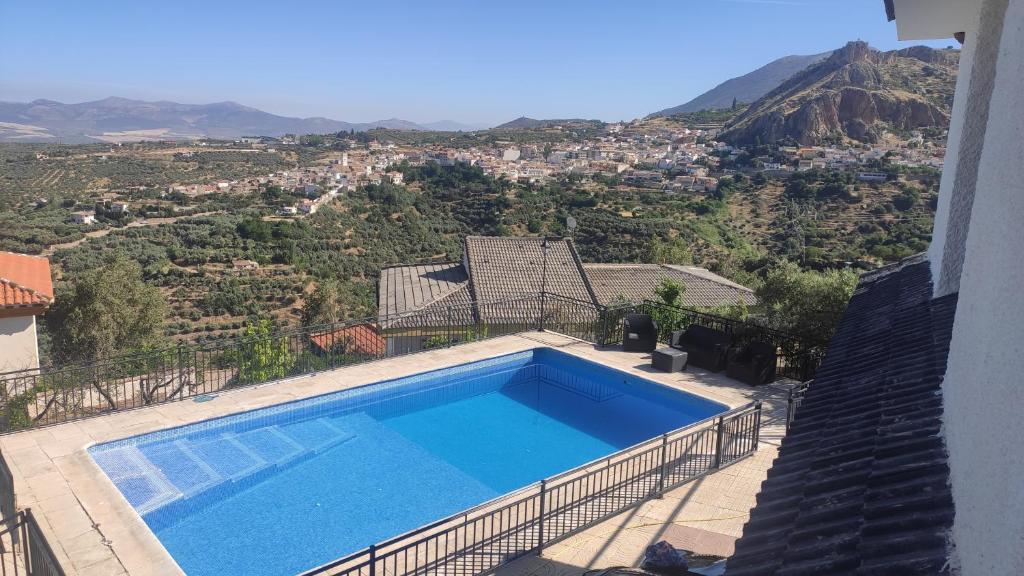 una piscina en la parte superior de una casa en Casa Jabero, en Nívar
