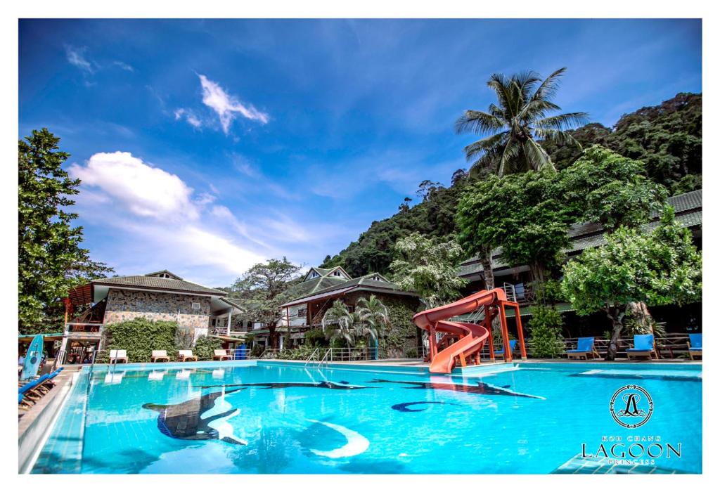 un tobogán en una piscina de un complejo en Koh Chang Lagoon Princess, en Ko Chang