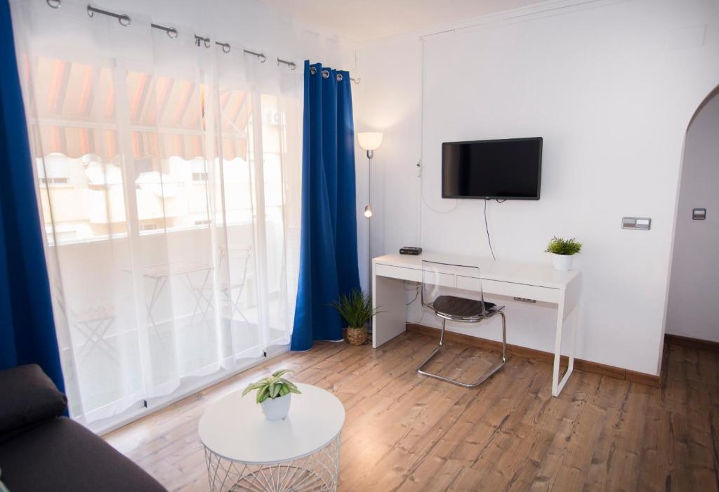 TV a/nebo společenská místnost v ubytování Cosy Apartment Close to Sea, WiFi, Air Cond