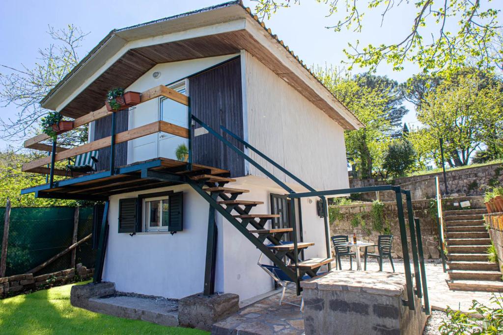 une petite maison avec un escalier sur son côté dans l'établissement Sorrento Iulia Cottage, à Torca
