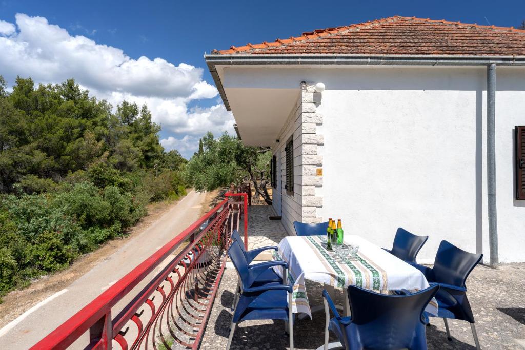 uma mesa e cadeiras na varanda de uma casa em Holiday Home Sansevic em Stari Grad