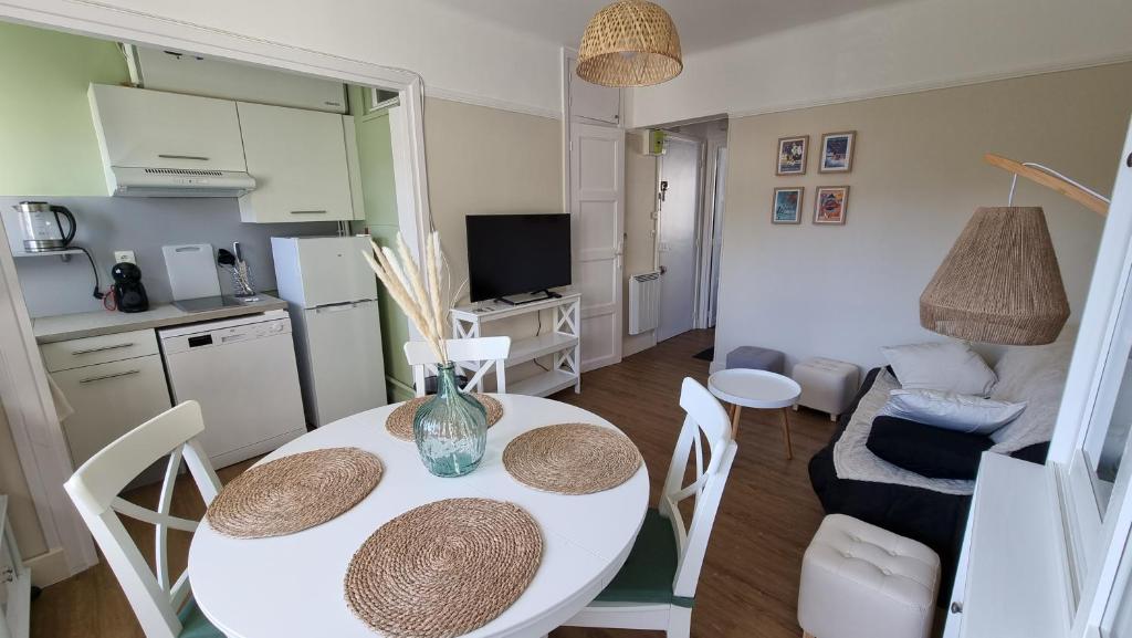 un piccolo soggiorno con tavolo e cucina di Appartement BERCK à deux pas de la plage a Berck-sur-Mer