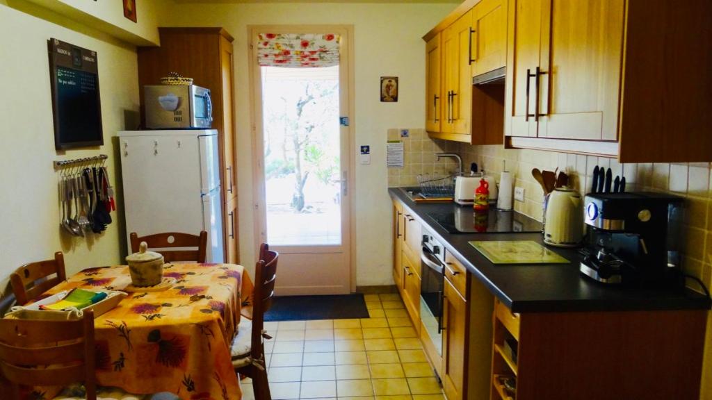 Kuchyňa alebo kuchynka v ubytovaní Gîte L'Escapade