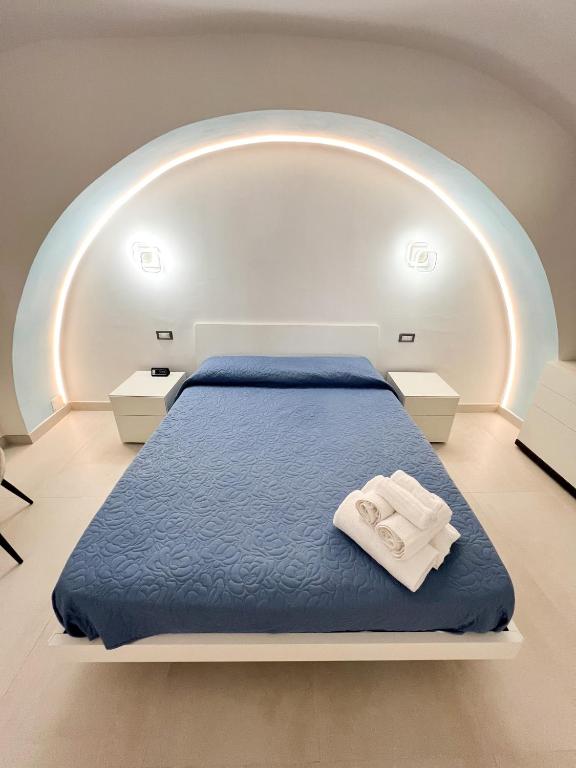a room with a bed and an arch with two towels at B & B Marina in Procida