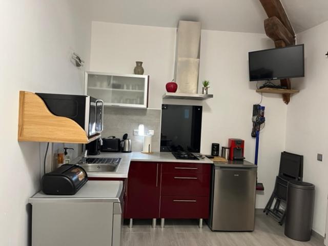Kuchnia lub aneks kuchenny w obiekcie Gîte des Combes Blanches avec piscine et jacuzzi