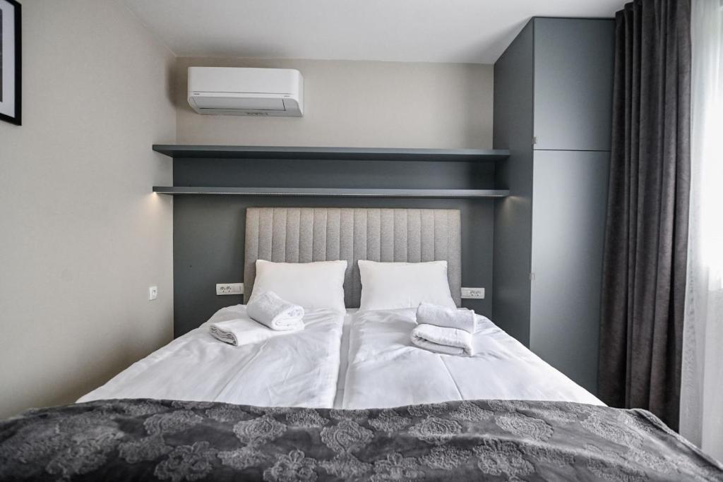 Posteľ alebo postele v izbe v ubytovaní Luxury Apartment Nina with sea view