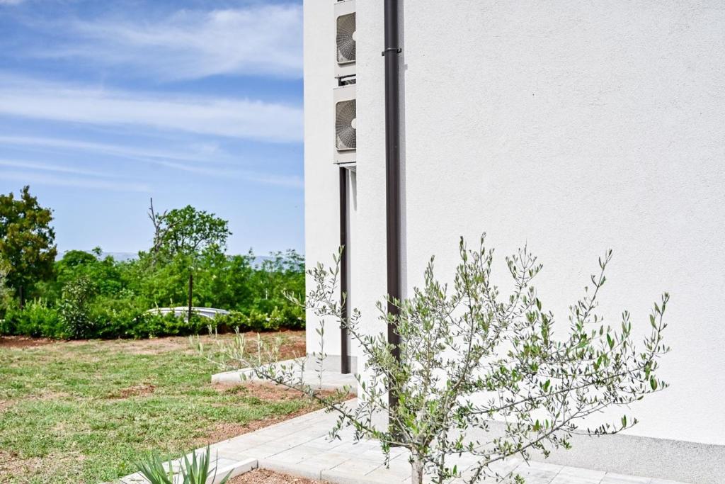 Vonkajšia záhrada v ubytovaní Luxury Apartment Nina with sea view