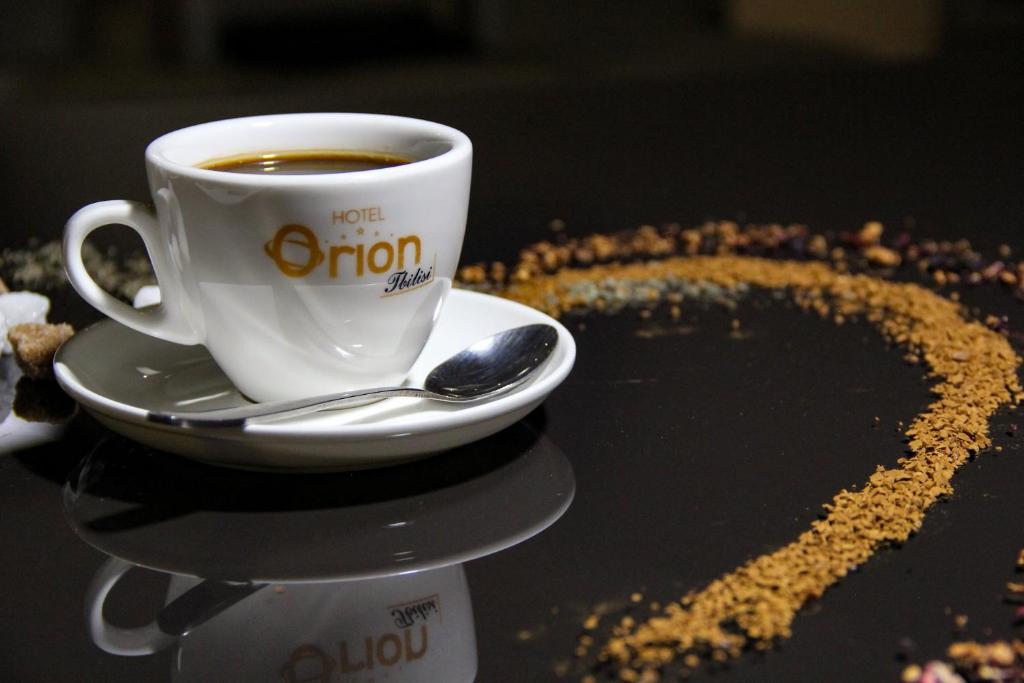 Příslušenství pro přípravu čaje a kávy v ubytování Hotel Orion Tbilisi