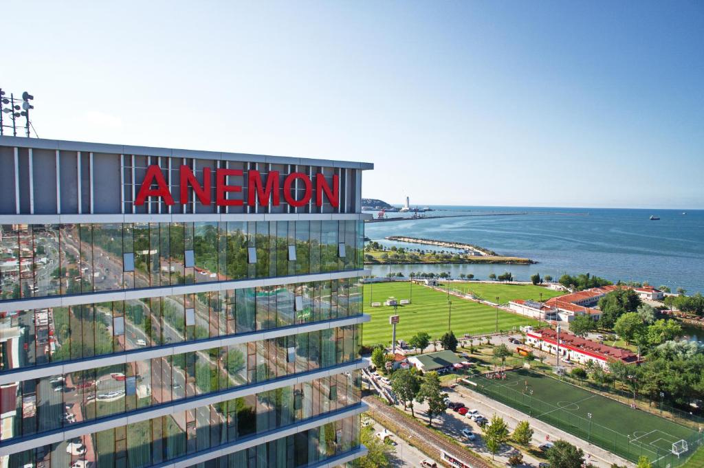 anazon-Schild an der Seite eines Gebäudes neben dem Meer in der Unterkunft Anemon Samsun Hotel in Samsun