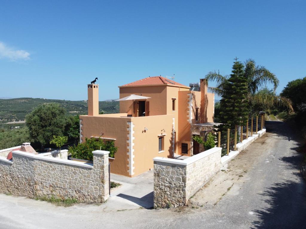 une maison sur le côté d'une route dans l'établissement Villa Greco, à Platanias