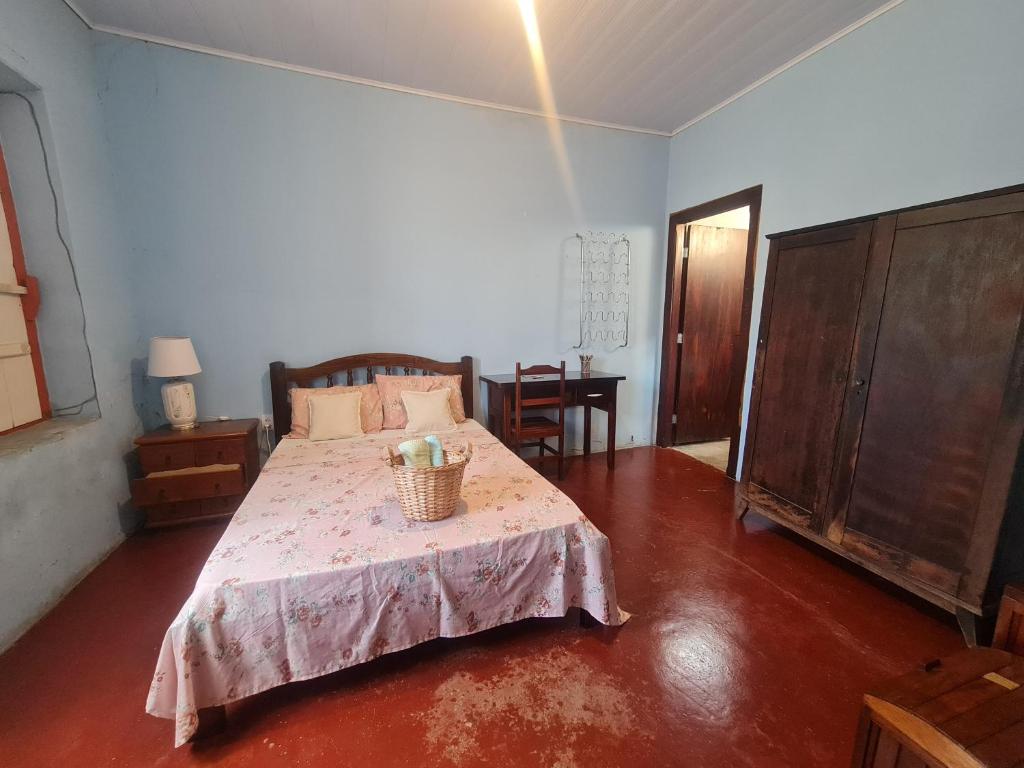 Un dormitorio con una cama y una mesa. en MAEVE Suíte Campo, en Goiás