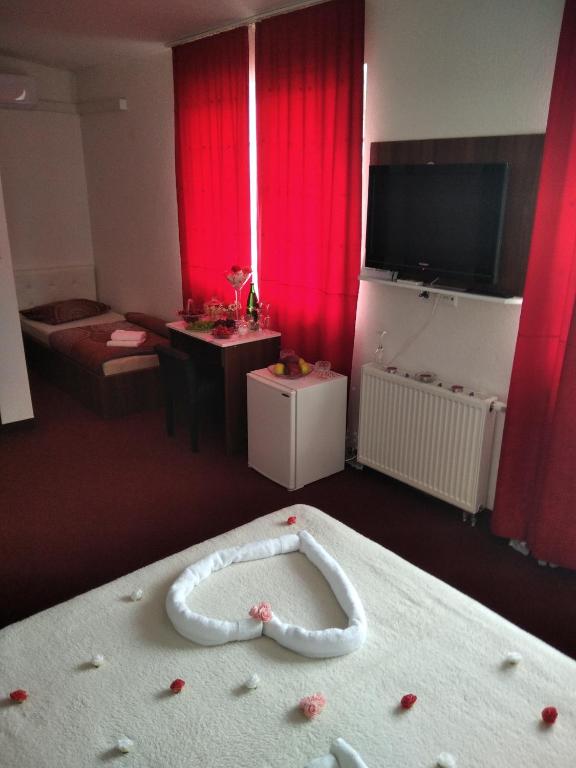 Televiisor ja/või meelelahutuskeskus majutusasutuses Motel Dreams