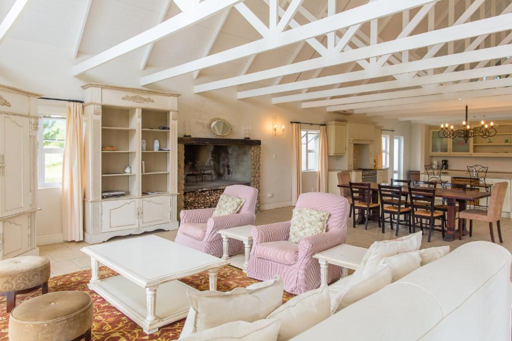 un soggiorno con tavolo e sedie rosa di Quinta Da Montanha a Rheenendal