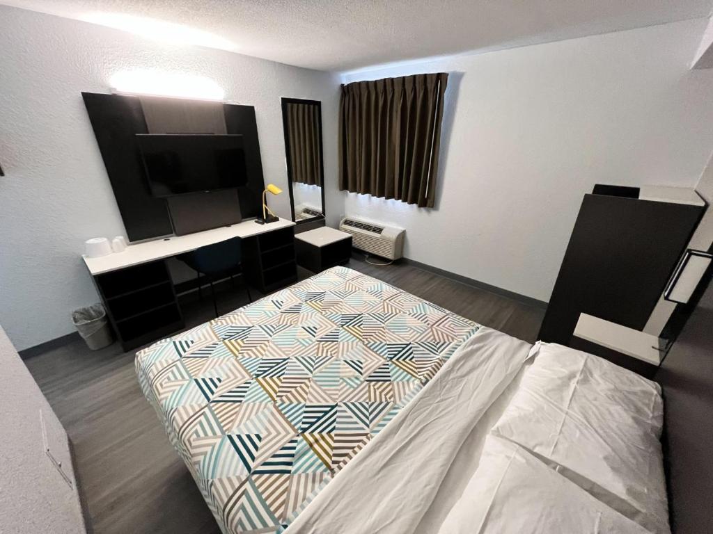 Habitación de hotel con cama y TV de pantalla plana. en Motel 6-Council Bluffs, IA - Omaha East, en Council Bluffs