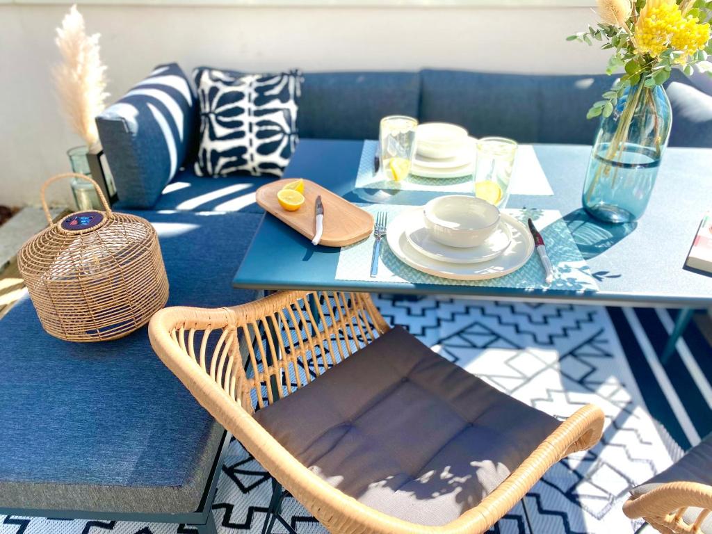 tavolo con sedia e tavolo blu di HOSSEGOR Plage & Golf a Hossegor