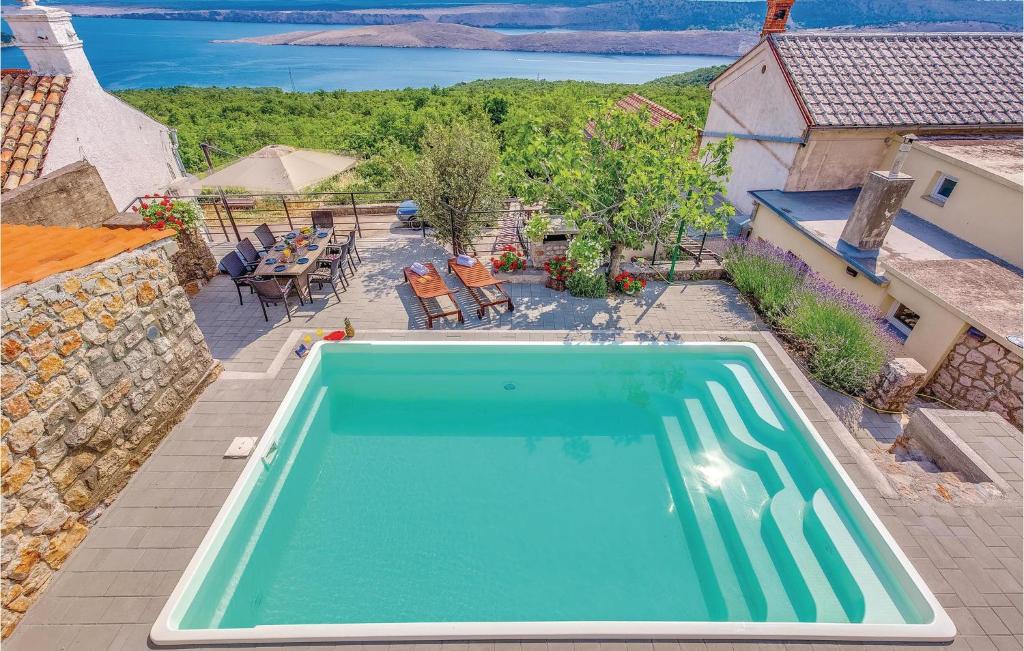 a swimming pool on top of a house at Nice Home In Grmani With Kitchen in Šmrika